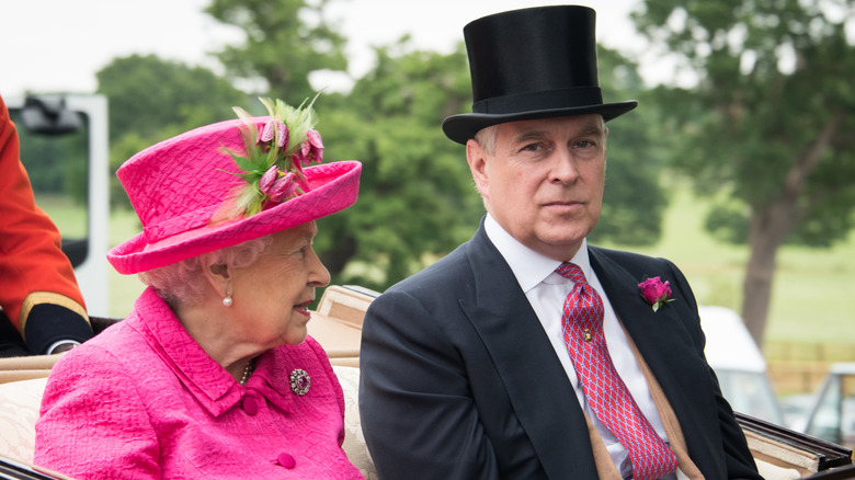 La reine Elizabeth et le prince Andrew parlent