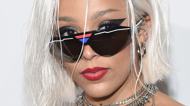 Doja Cat portant des lunettes de soleil