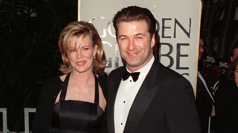 Kim Basinger et Alec Baldwin posant en 1998