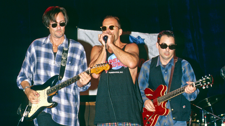 Bruce Willis jouant de l'harmonica (au centre) avec son groupe en 1993.