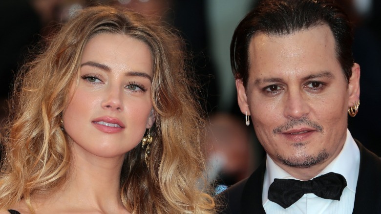 Amber Heard et Johnny Depp posant en 2015