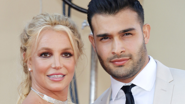 Britney Spears et Sam Asghari posent sur le tapis rouge