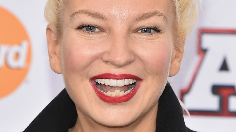 Sia sur tapis rouge