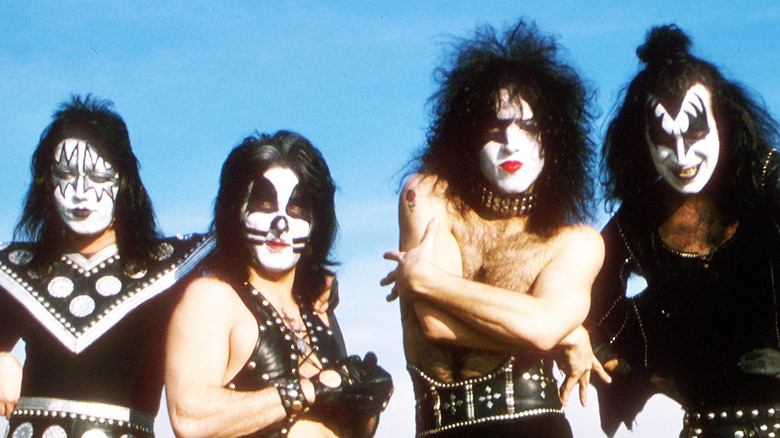 Le groupe de rock KISS posant pour une photo