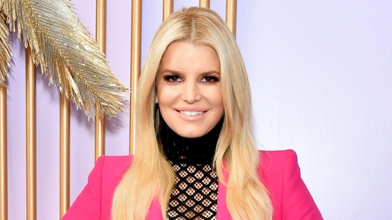 Jessica Simpson posant lors d'un événement