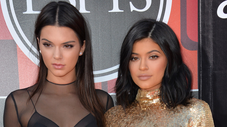 Kendall et Kylie Jenner posant lors d'un événement