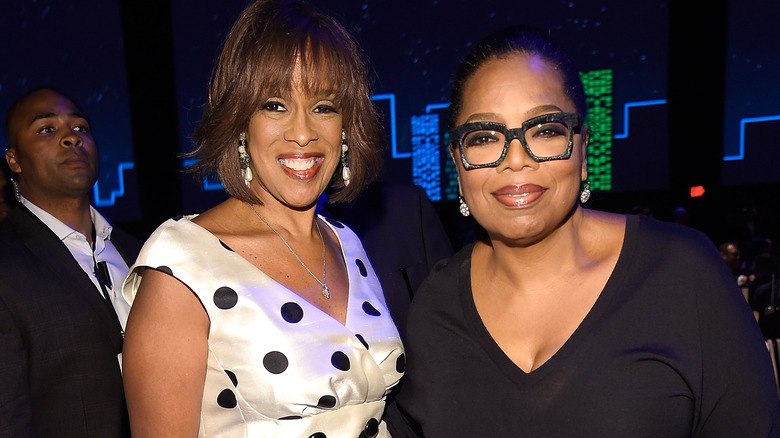 Gayle King et Oprah Winfrey posent ensemble