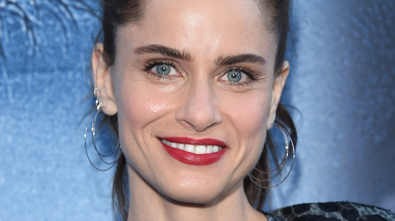 Amanda Peet posant sur le tapis rouge