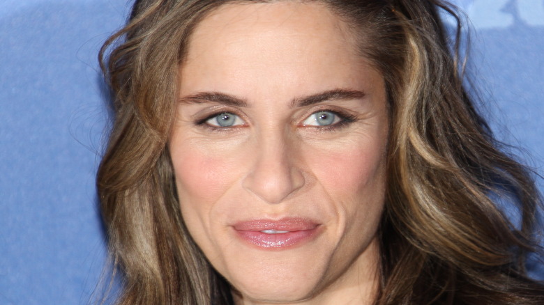 Amanda Peet souriante sur le tapis rouge