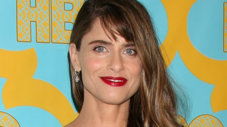 Amanda Peet posant