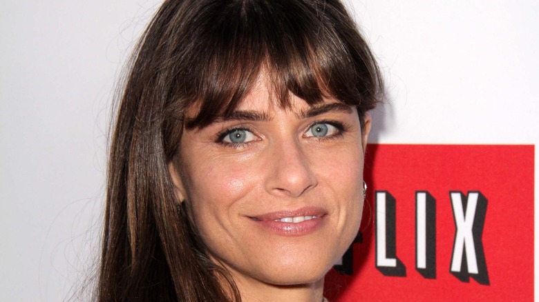 Amanda Peet posant