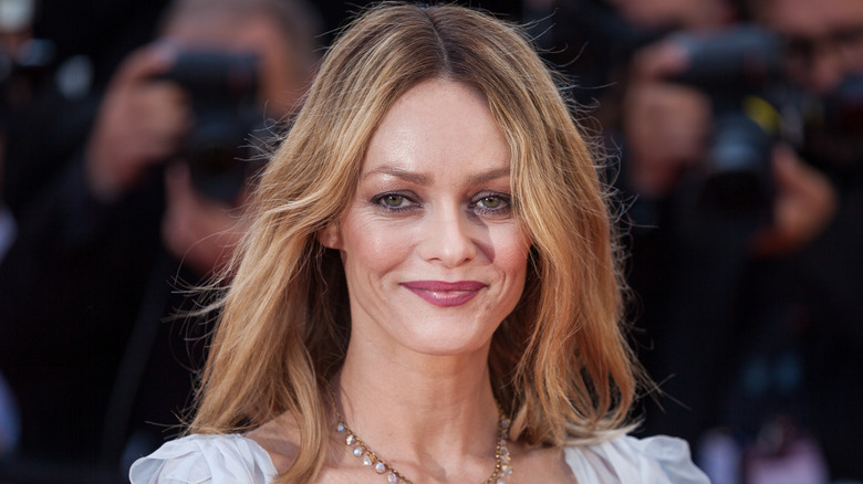 Vanessa Paradis souriante