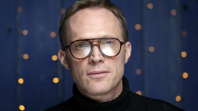 Paul Bettany portant des lunettes écaille 