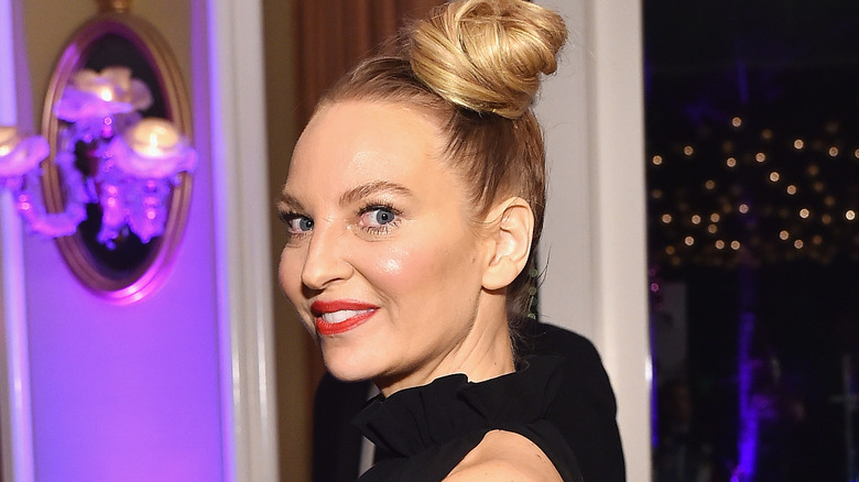 Sia avec les cheveux en chignon