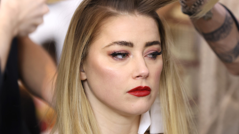 Amber Heard aux cheveux blonds