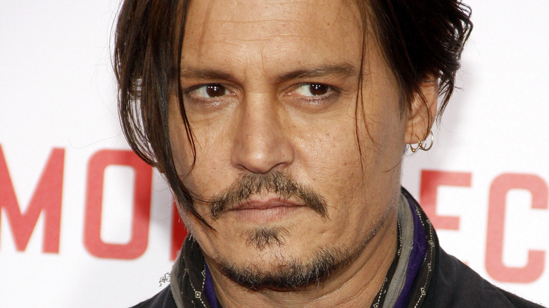 Johnny Depp porte des boucles d'oreilles