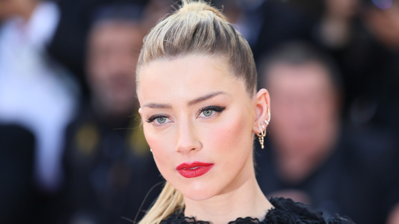 Amber Heard en queue de cheval