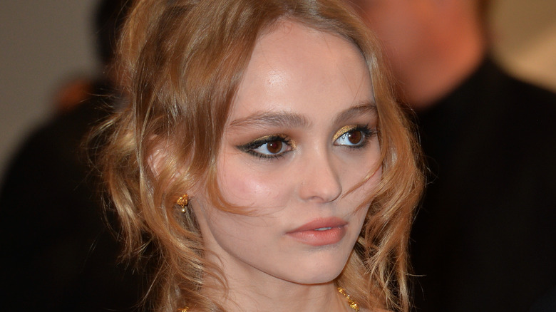 Lily-Rose Depp avec un updo