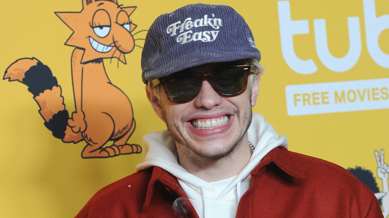 Pete Davidson souriant