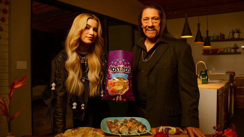 Sofia Reyes et Danny Trejo dans la promo de Tostidos