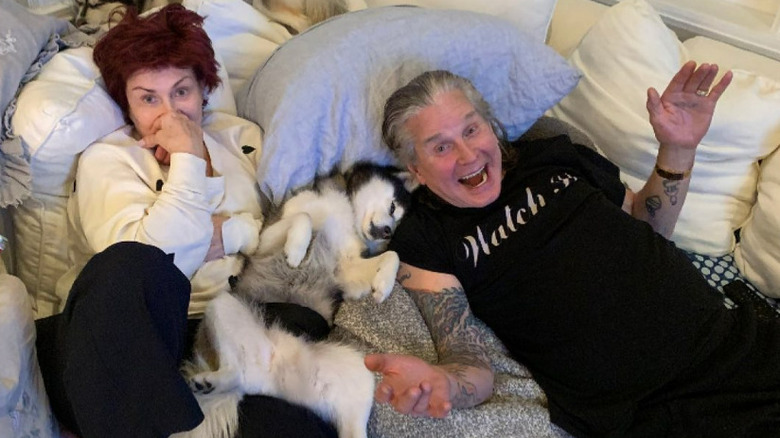 Sharon et Ozzy Osbourne avec un chien