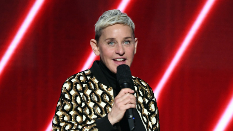 Ellen DeGeneres parle sur scène 