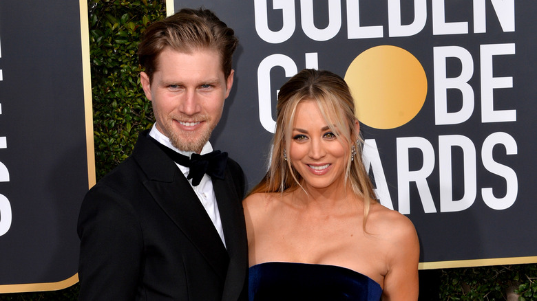 Karl Cook et Kaley Cuoco posent côte à côte