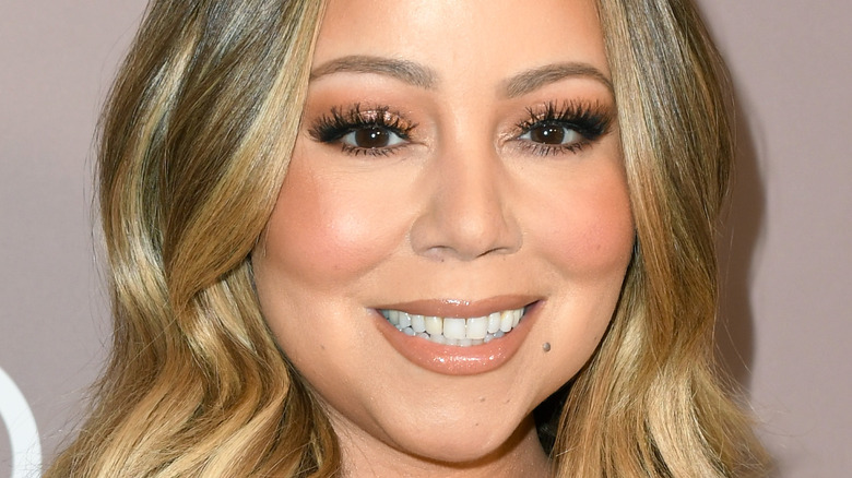 Mariah Carey souriante à l'événement