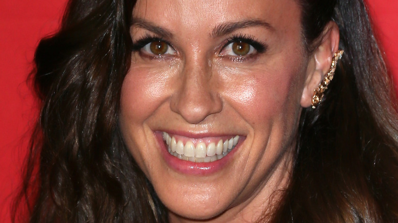 Alanis Morissette souriant tapis rouge