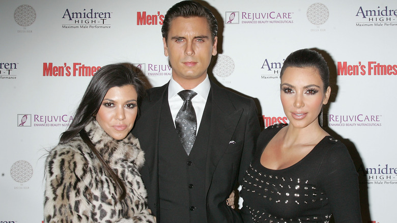 Kourtney Kardashian, Scott Disick et Kim Kardashian posent