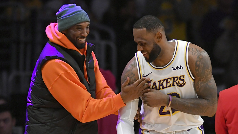 Kobe Bryant et LeBron James rient