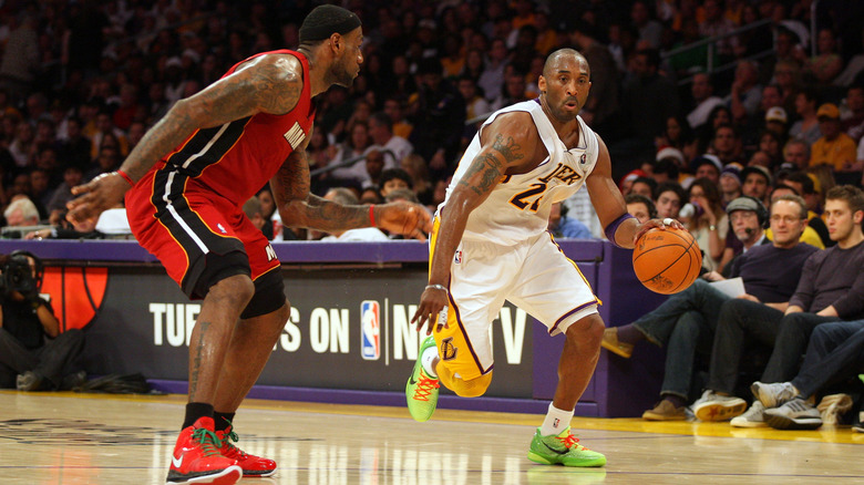 LeBron James et Kobe Bryant dans un match