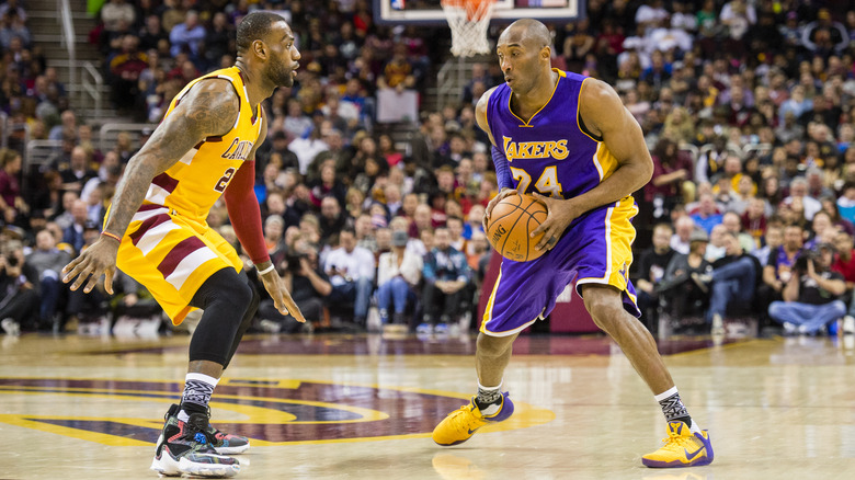 LeBron James et Kobe Bryant dans un match