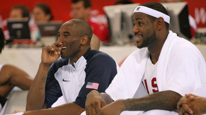 Kobe Bryant et LeBron James assis ensemble