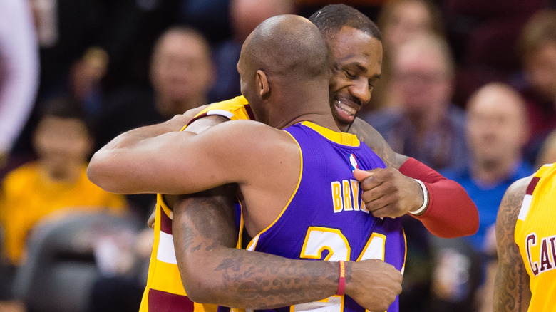 LeBron James et Kobe Bryant se font un câlin