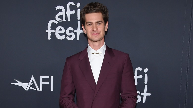 Andrew Garfield pose pour la caméra