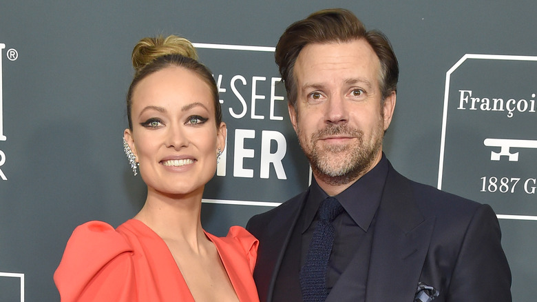 Olivia Wilde et Jason Sudeikis posent 