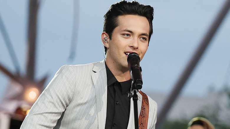 Laine Hardy chante