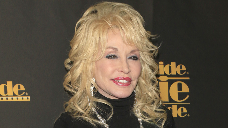 Dolly Parton souriant