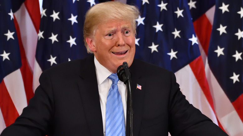 Donald Trump fait une grimace maladroite