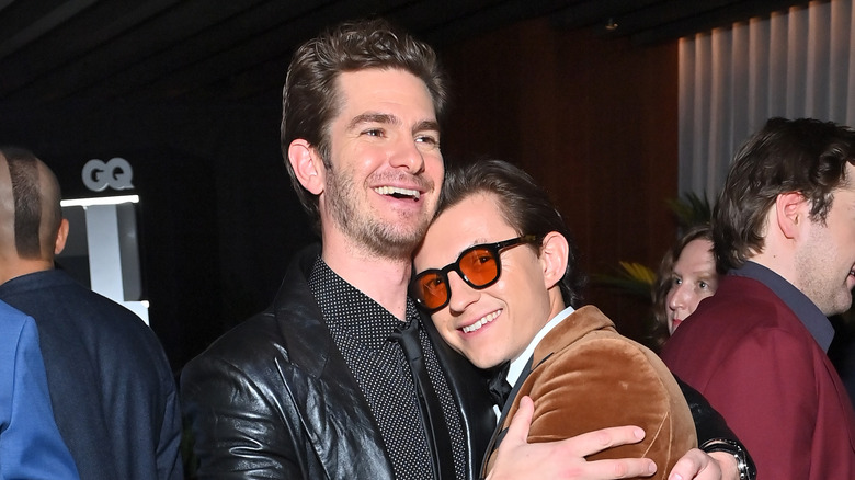 Andrew Garfield étreignant Tom Holland