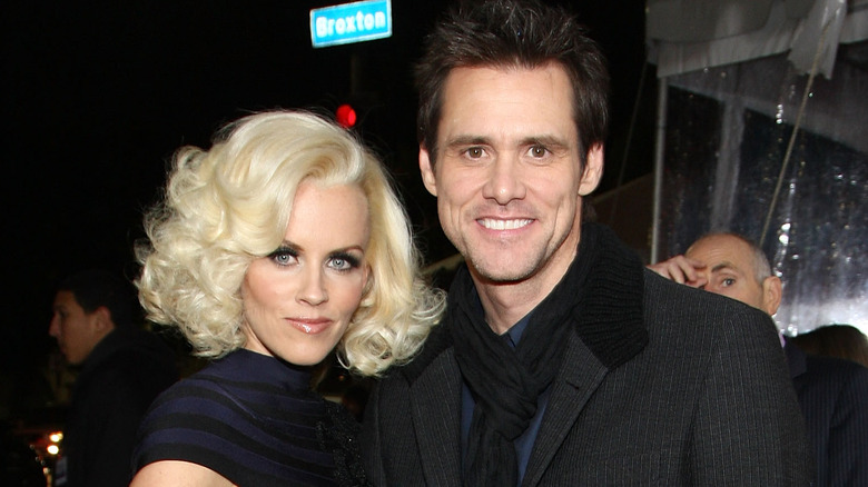 Jim Carrey et Jenny McCarthy sourient