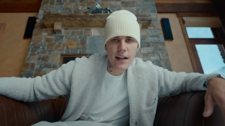 Justin Bieber dans le clip "Honest"