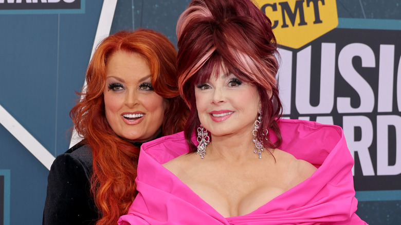 Wynonna et Naomi Judd posant ensemble