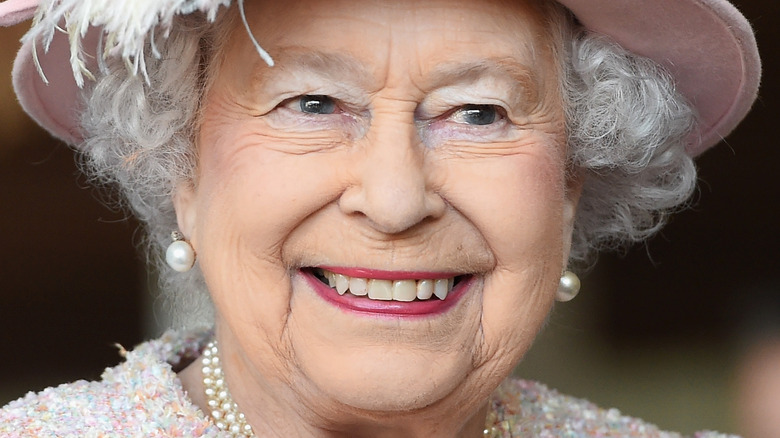La reine Elizabeth sourit de haine