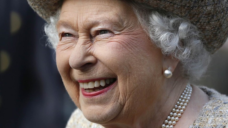 La reine Elizabeth sourit