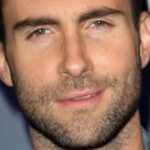 Adam Levine s’est-il vraiment fait tatouer le visage ?