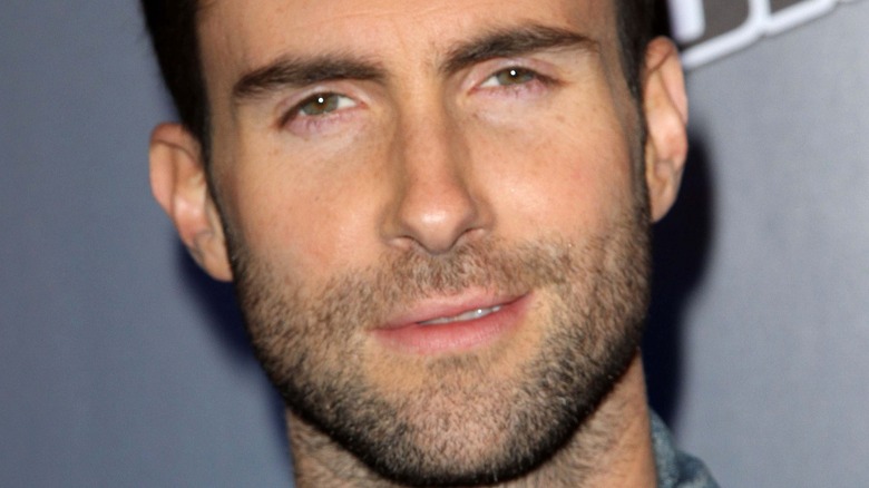 Adam Levine s’est-il vraiment fait tatouer le visage ?