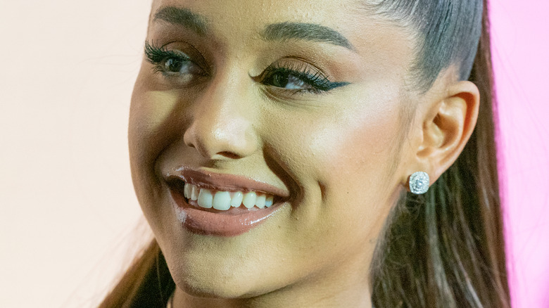 Ariana Grande est submergée d’émotion par la voix