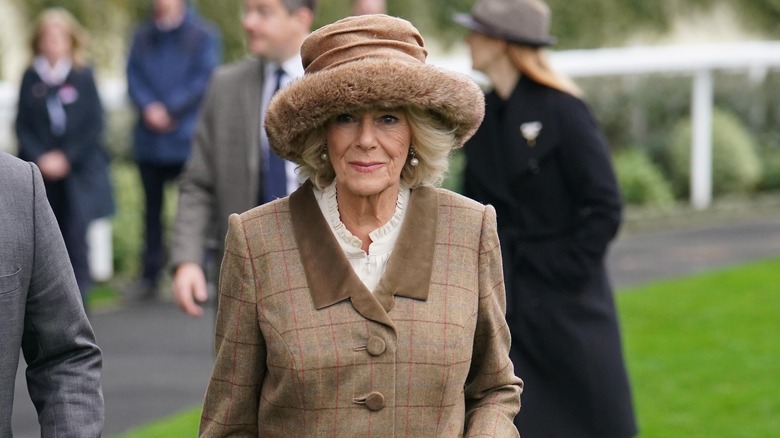 Camilla, duchesse de Cornouailles, arrive pour rencontrer les étudiants du Ebony Horse Club